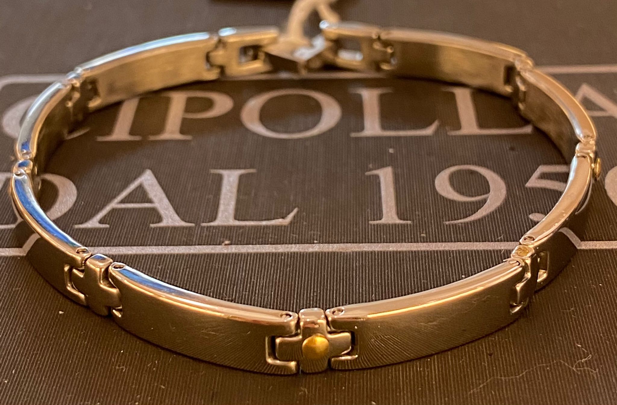 bracciale uomo semi rigido acciaio chiodini  in oro 750%