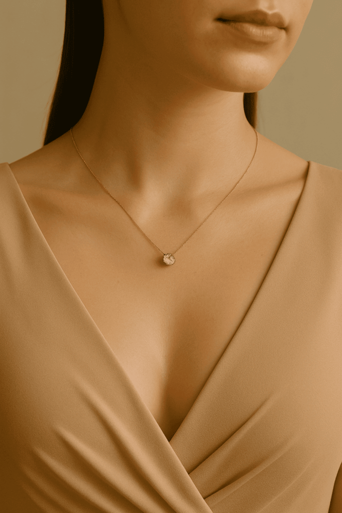 Luce sul décolleté: l’eleganza senza tempo del punto luce